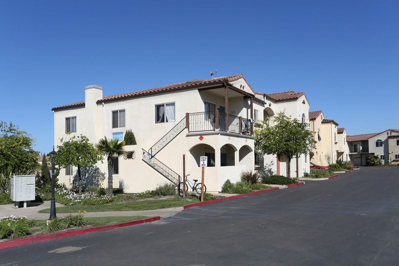 738 Olivera St #B - Photo 7 of 27