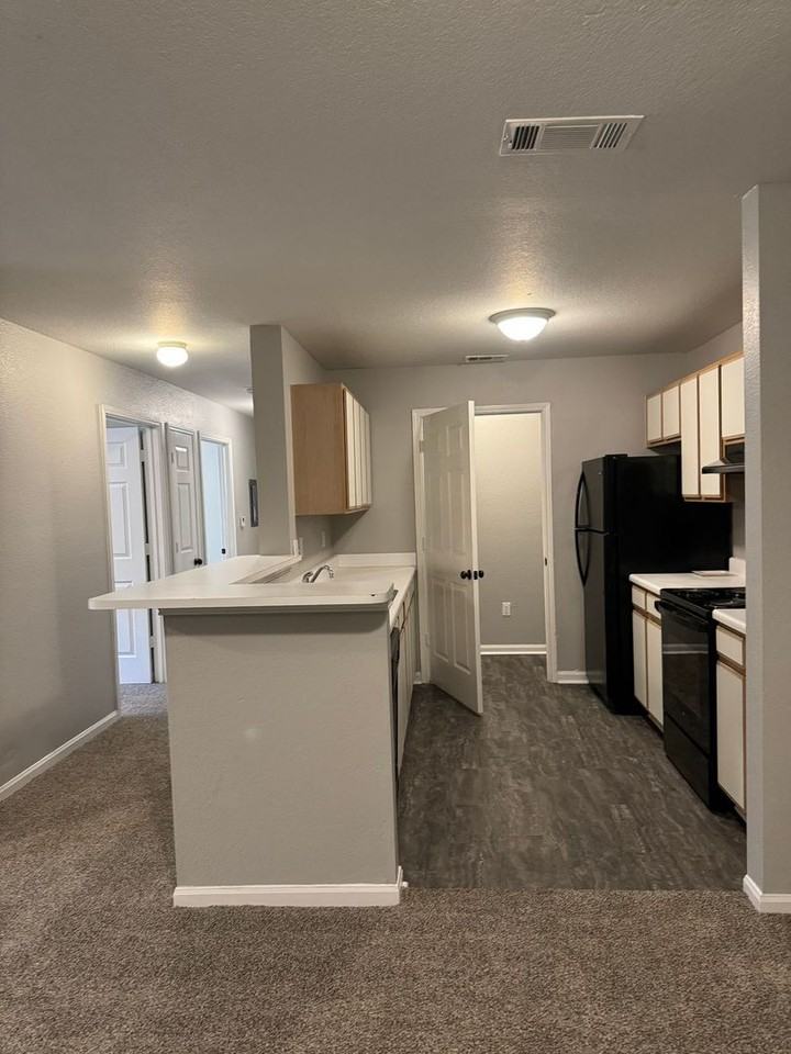 Amber Pointe Apartments - Photo 4 of 47