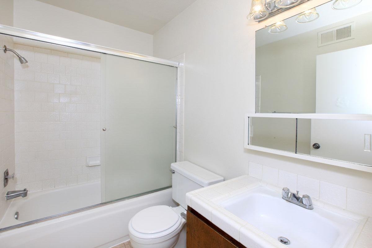 Chateau Monterey II Apartments - Photo 4 of 5