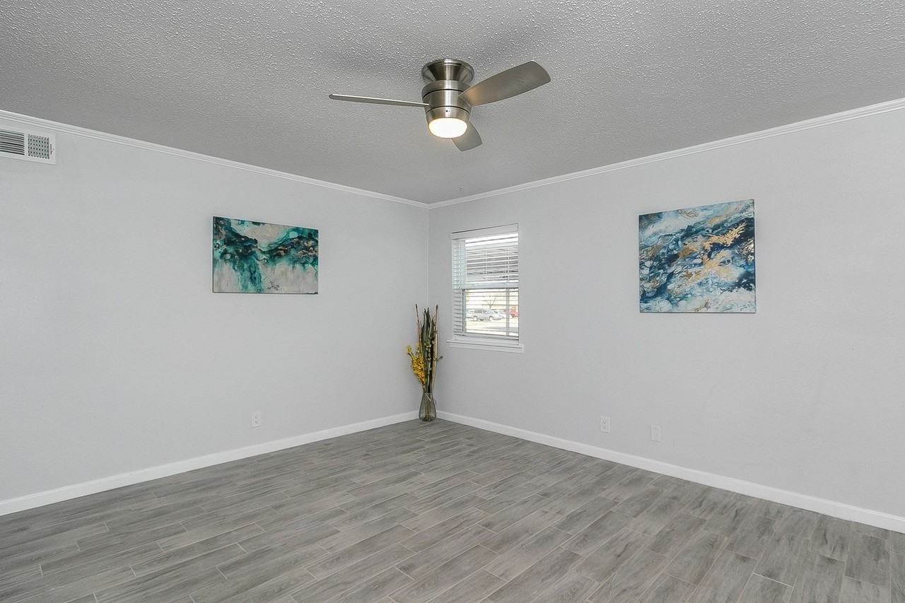 3003 S.W. 27th Ave - Photo 4 of 20