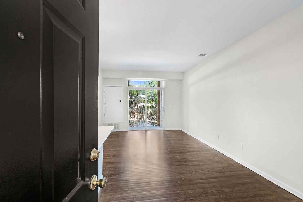 COLUMBIA COURT, LLC - Photo 4 of 50