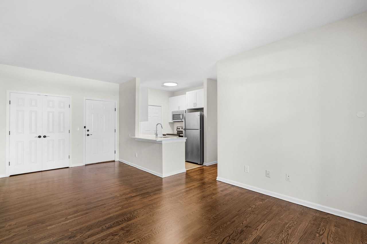 COLUMBIA COURT, LLC - Photo 5 of 50