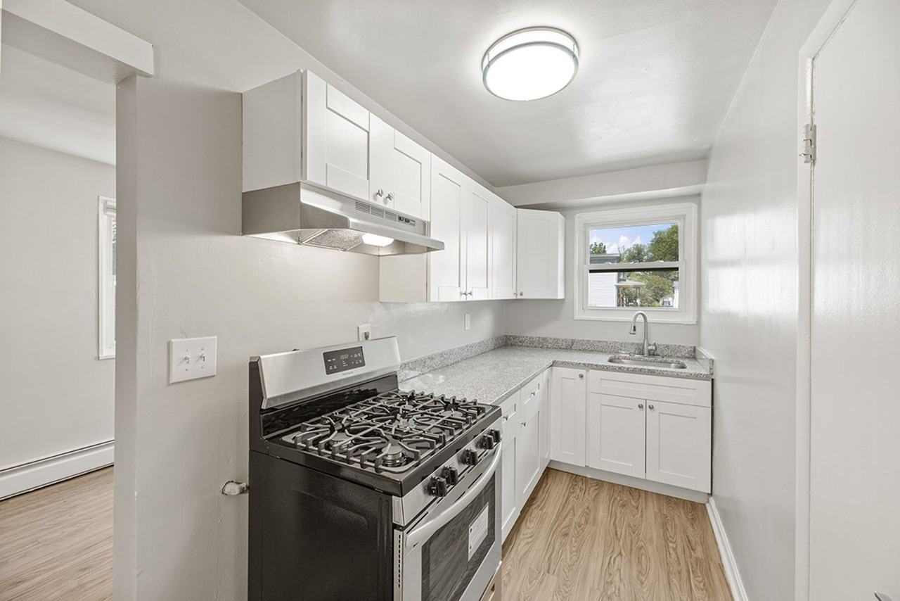 Laurel24 - Photo 3 of 20