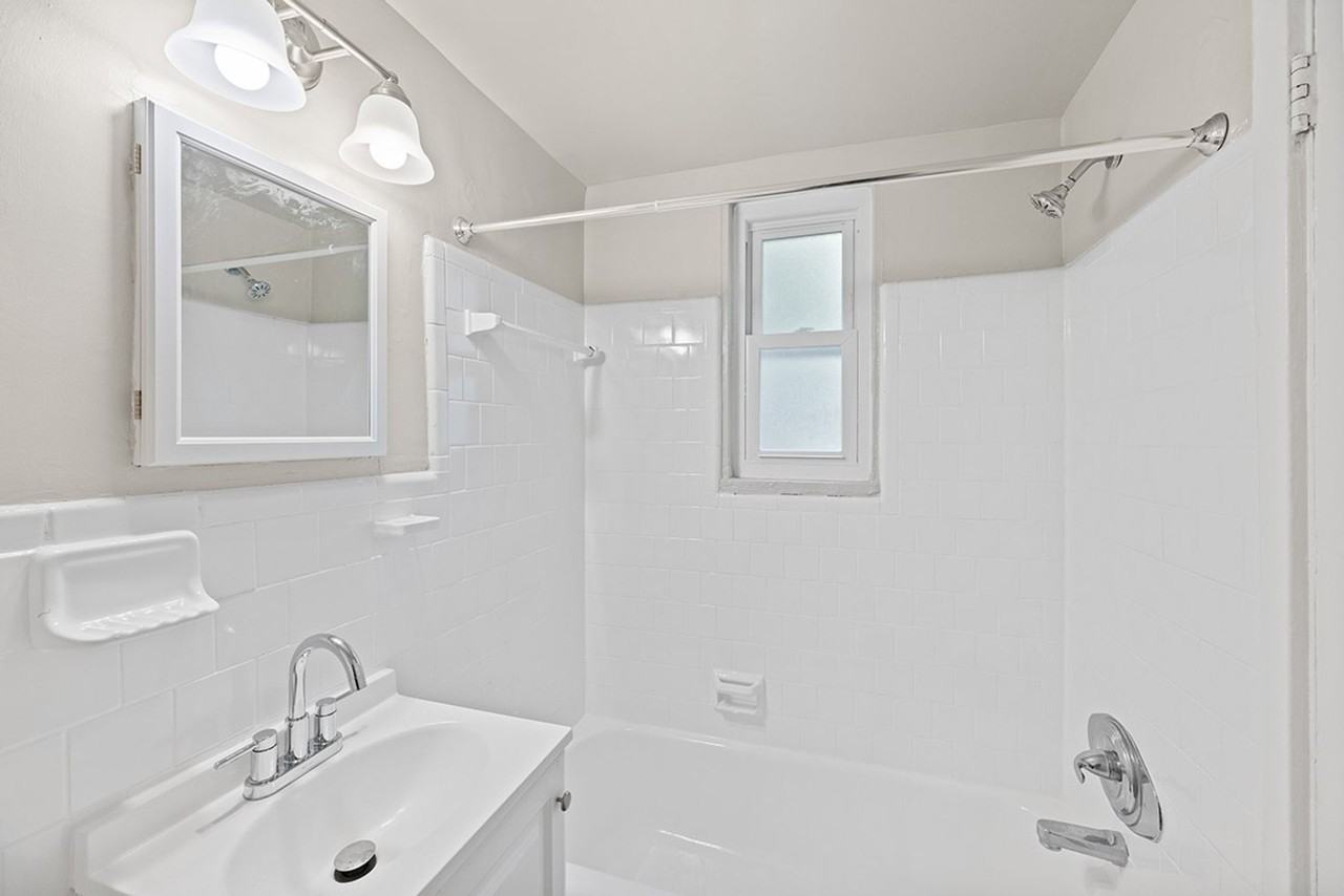 Laurel24 - Photo 5 of 20