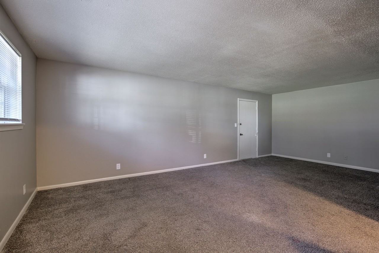 Spacious 2 Bedroom apartments in private complex MINUTES away from Benson! - Photo 3 of 14