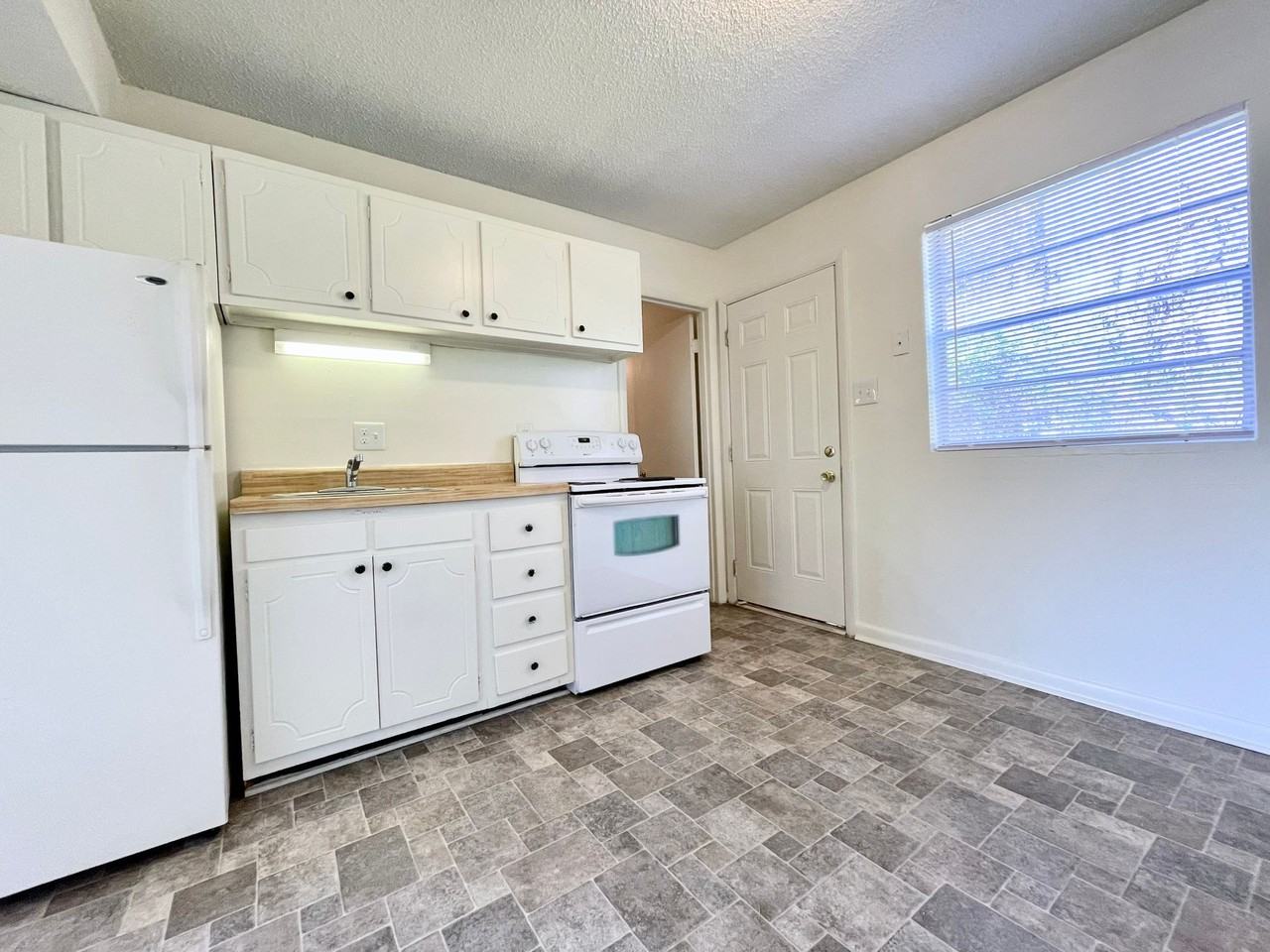 Sherwood Court Apartments - Photo 4 of 15