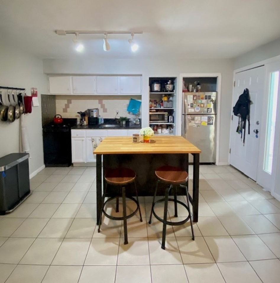 137 Chelsea - Photo 2 of 5