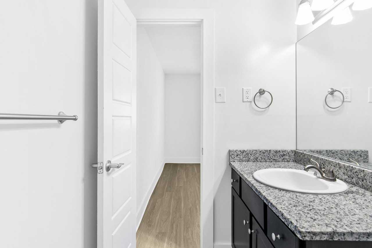 Murray Manor - Photo 3 of 50