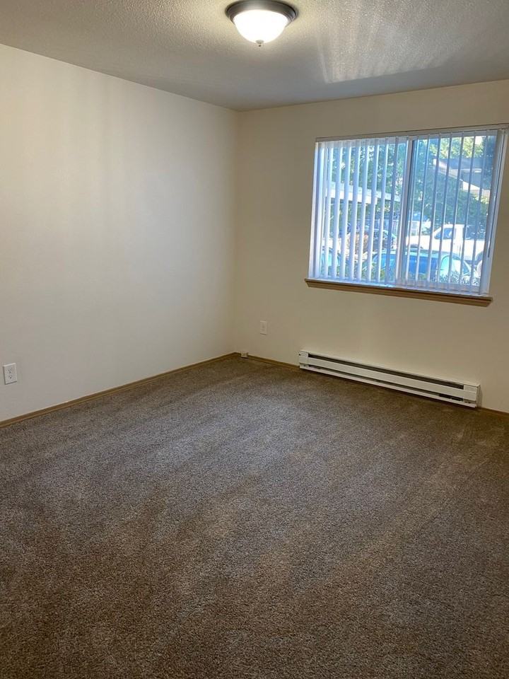 Spacious Two Bed Units on a Quite Cul - Photo 5 of 16