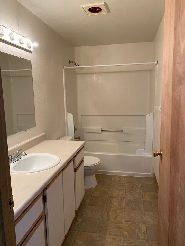 Spacious Two Bed Units on a Quite Cul - Photo 7 of 16