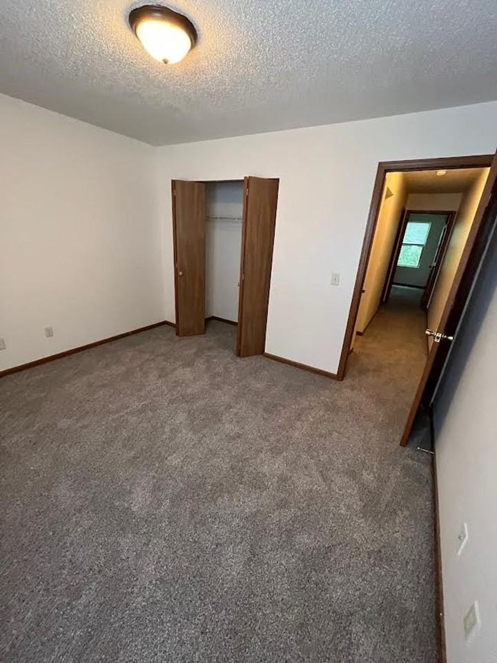 Two bedroom, 1 bathroom, patio - Photo 6 of 16