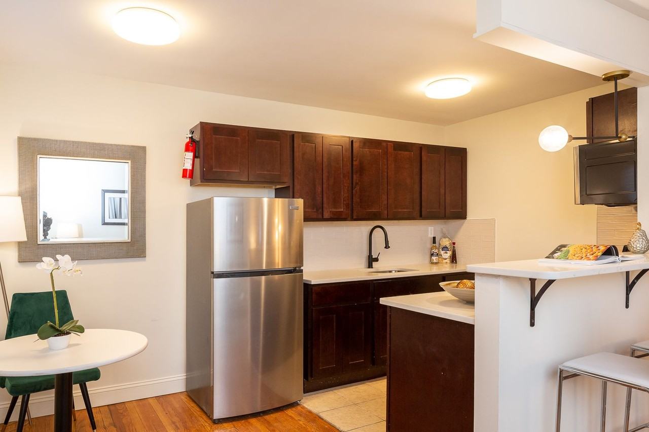 Livingston Gardens - Photo 7 of 35