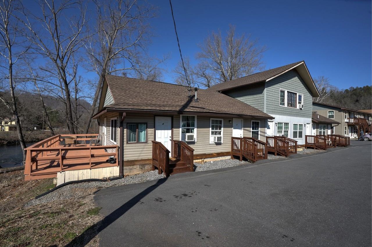 Campus Apartments East - Photo 3 of 35