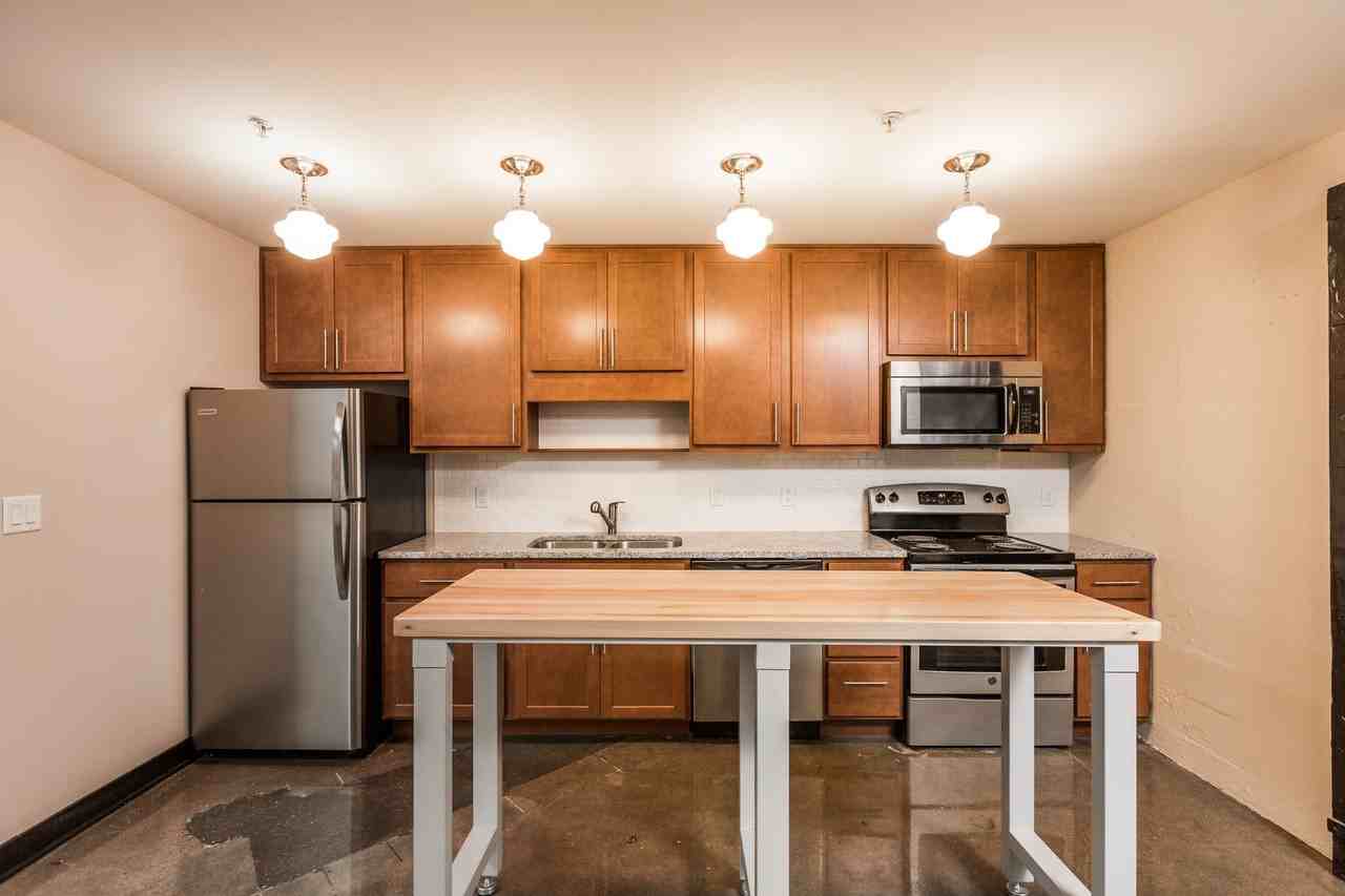 1401 E 10th St - Photo 2 of 28