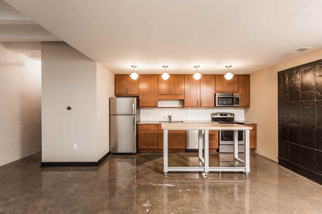 1401 E 10th St - Photo 4 of 28