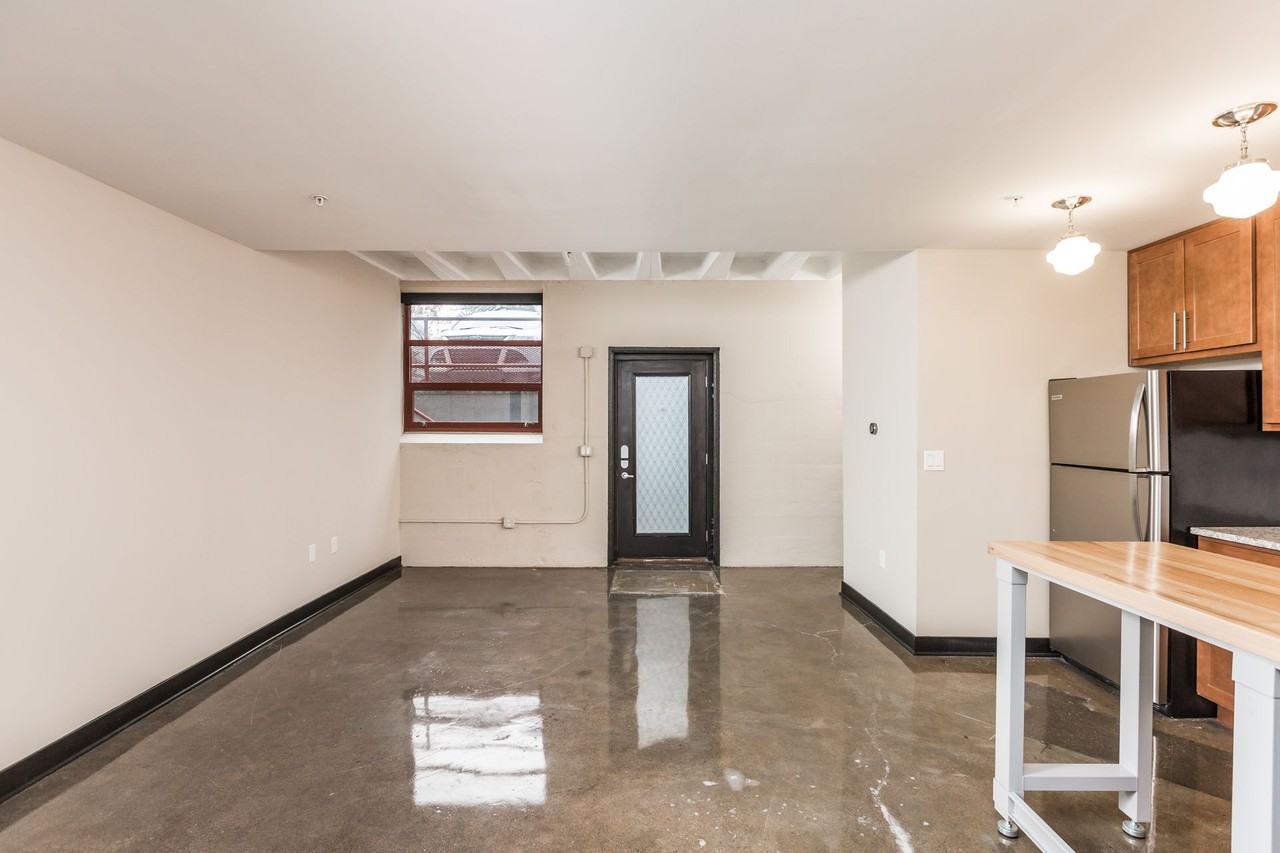 1401 E 10th St - Photo 5 of 28