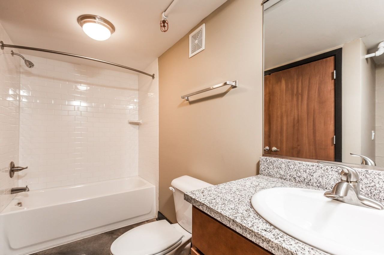 1401 E 10th St - Photo 6 of 28