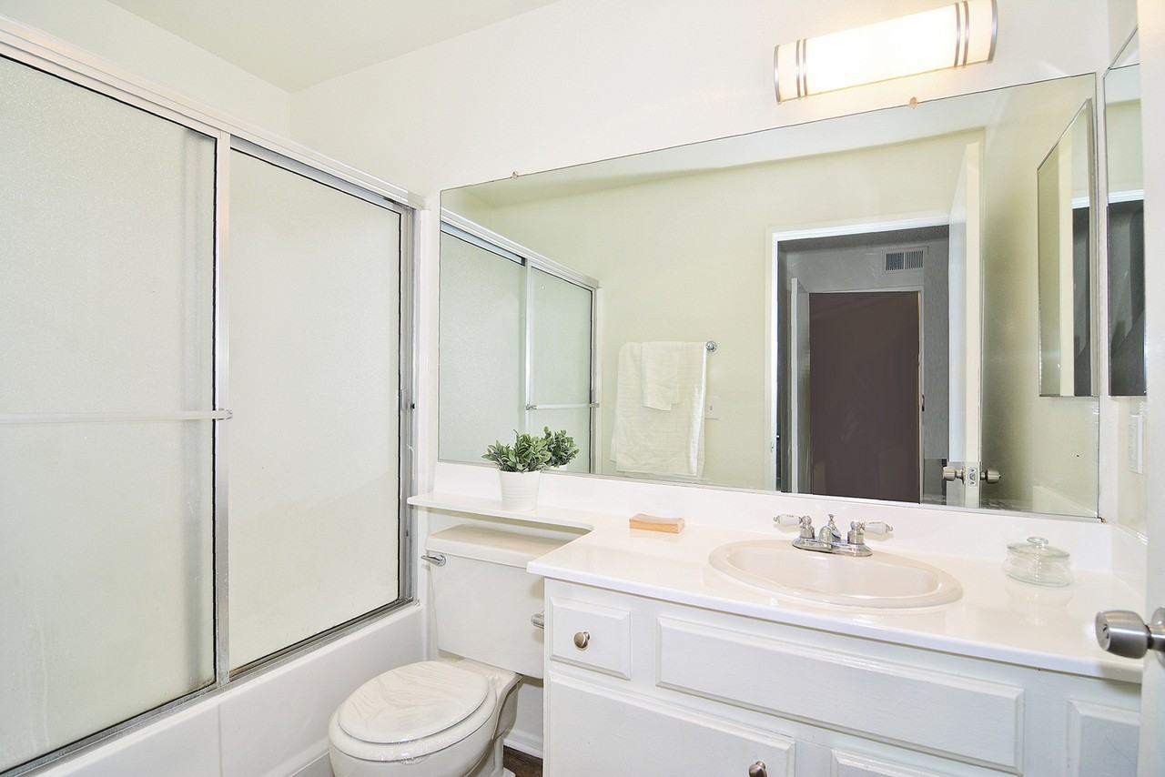 Las Flores Apartments - Photo 4 of 12