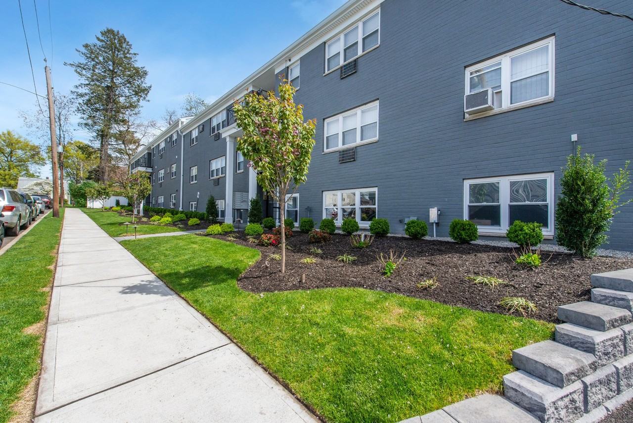 Woodland Hills Manor: In - Photo 3 of 24