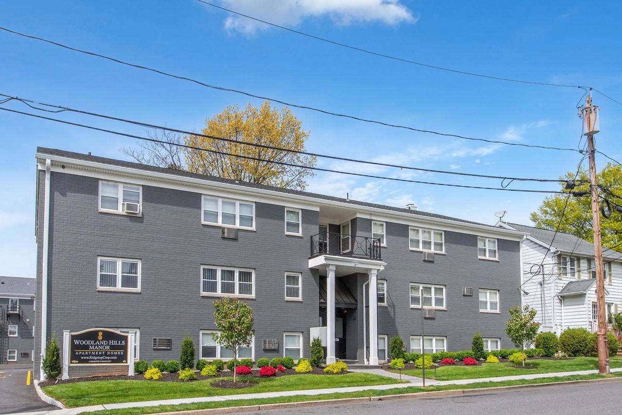 Woodland Hills Manor: In - Photo 4 of 24