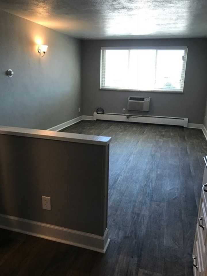 Large Spacious 1 & 2 Bedroom Apartments - Photo 7 of 10