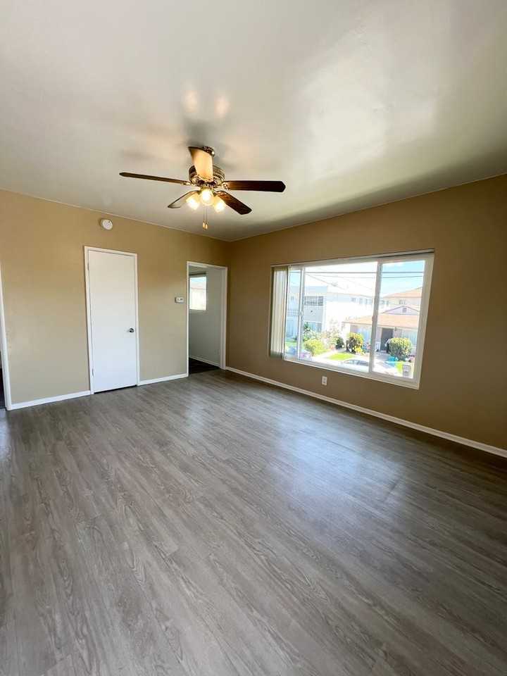 MANOR - Photo 2 of 8