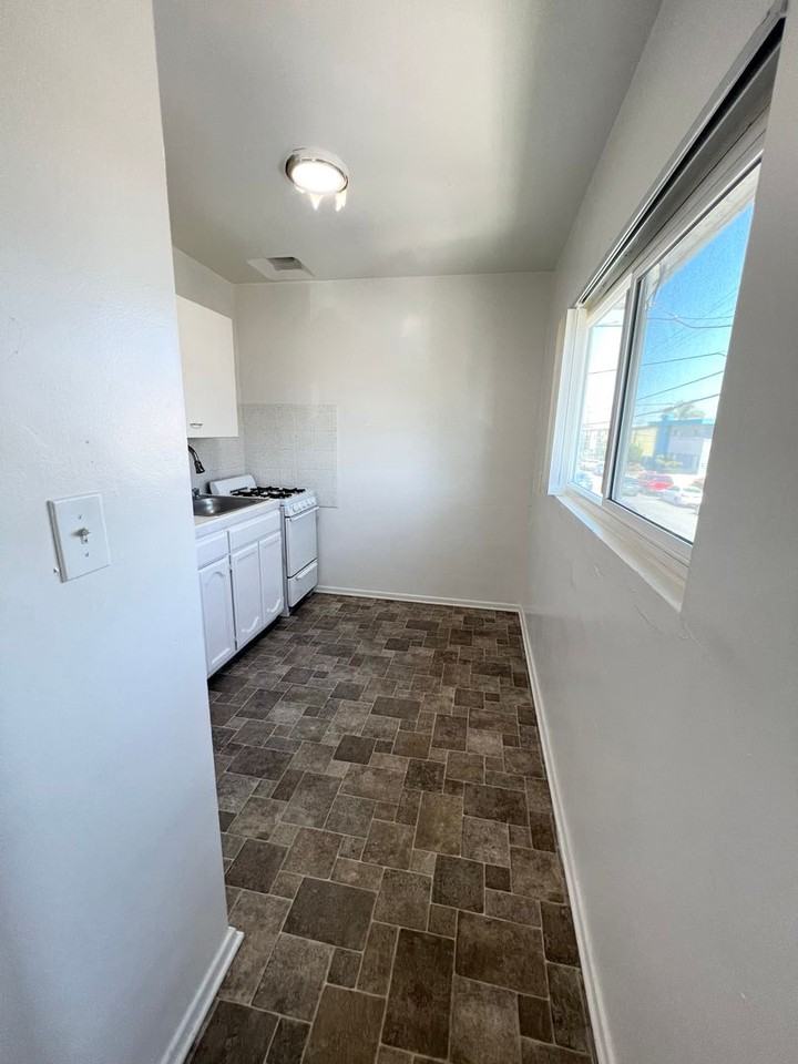 MANOR - Photo 4 of 8