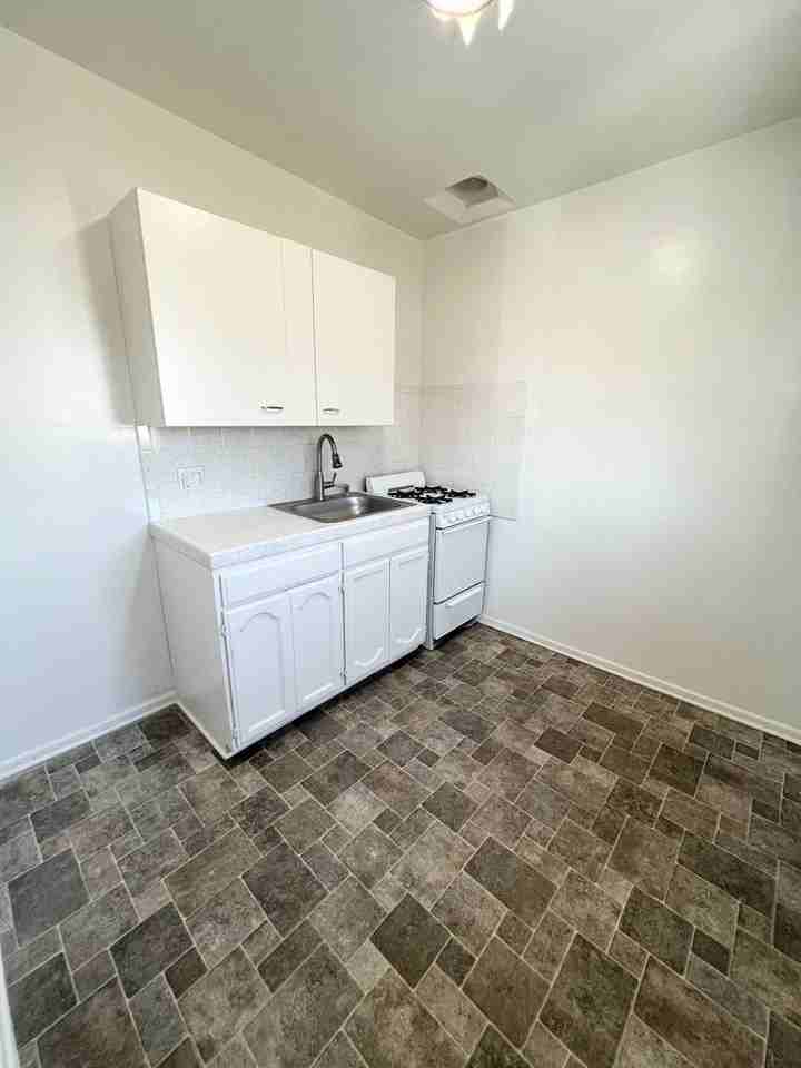 MANOR - Photo 5 of 8