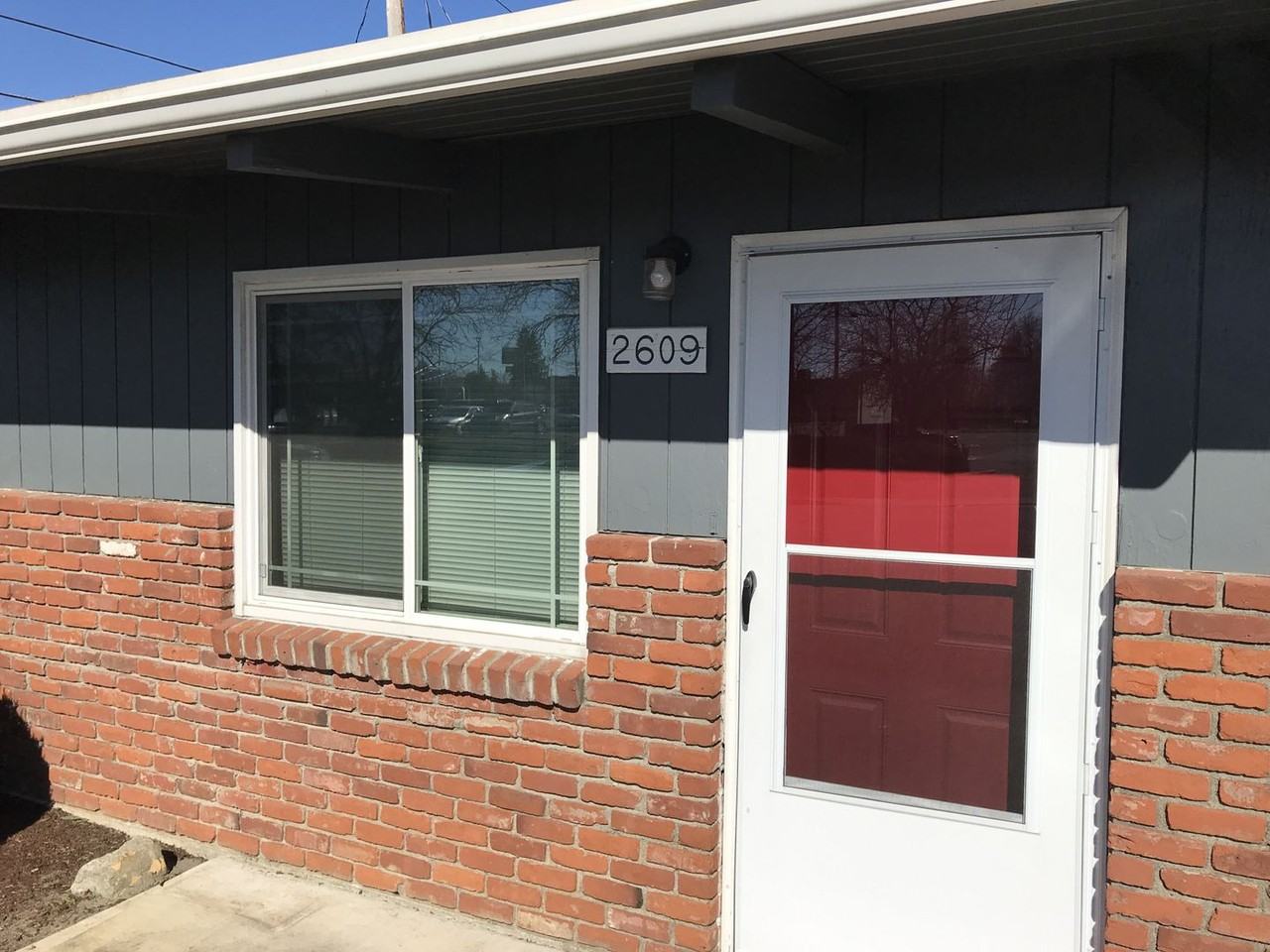 052-Country Squire Apartments - Photo 2 of 13