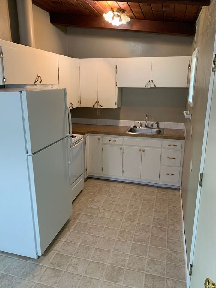 052-Country Squire Apartments - Photo 4 of 13