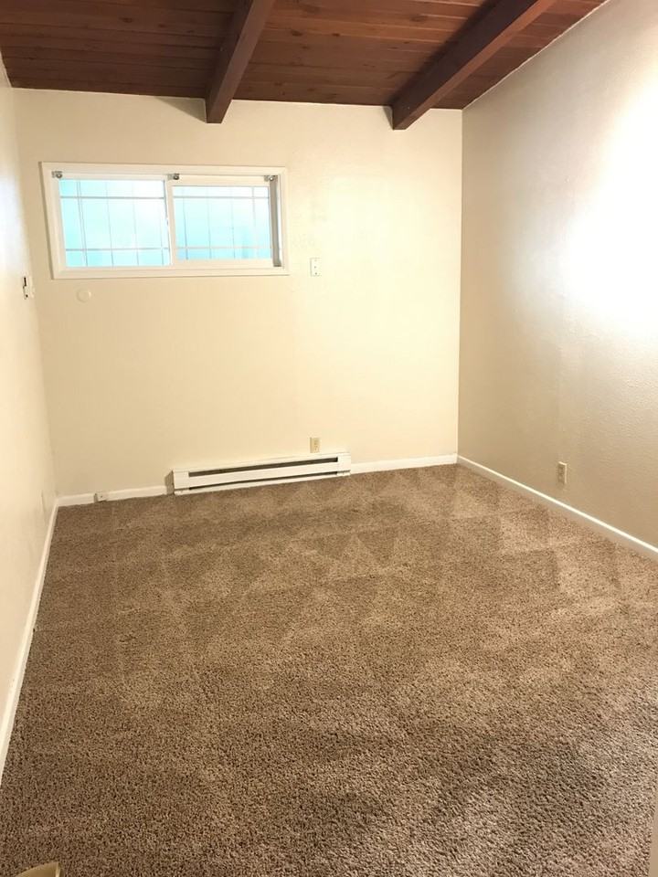 052-Country Squire Apartments - Photo 6 of 13