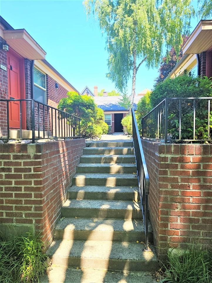 2051 Nw Irving St - Photo 4 of 14