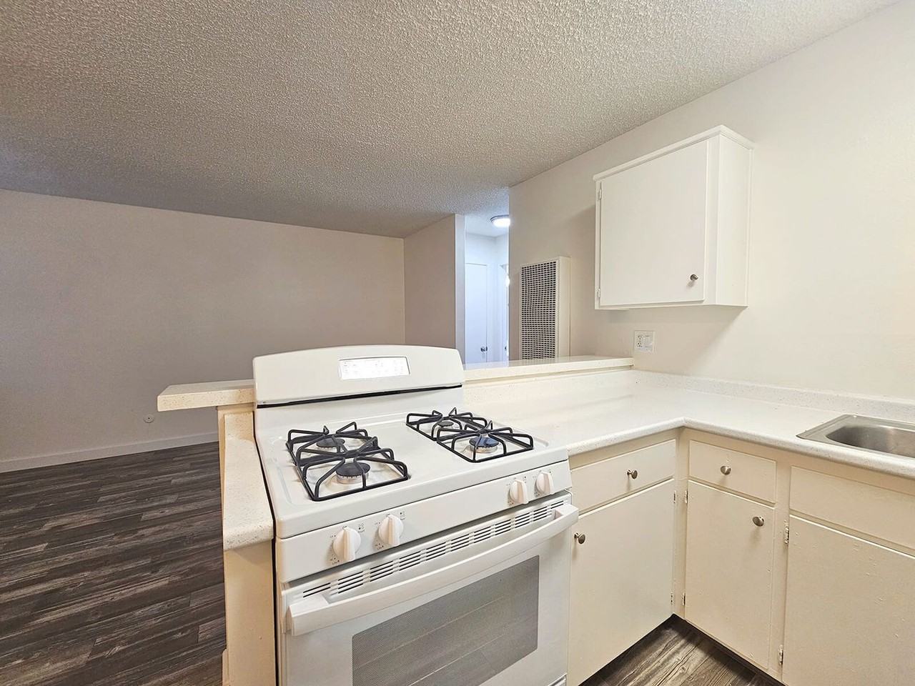 Parks Ave. Apartments - Photo 6 of 22