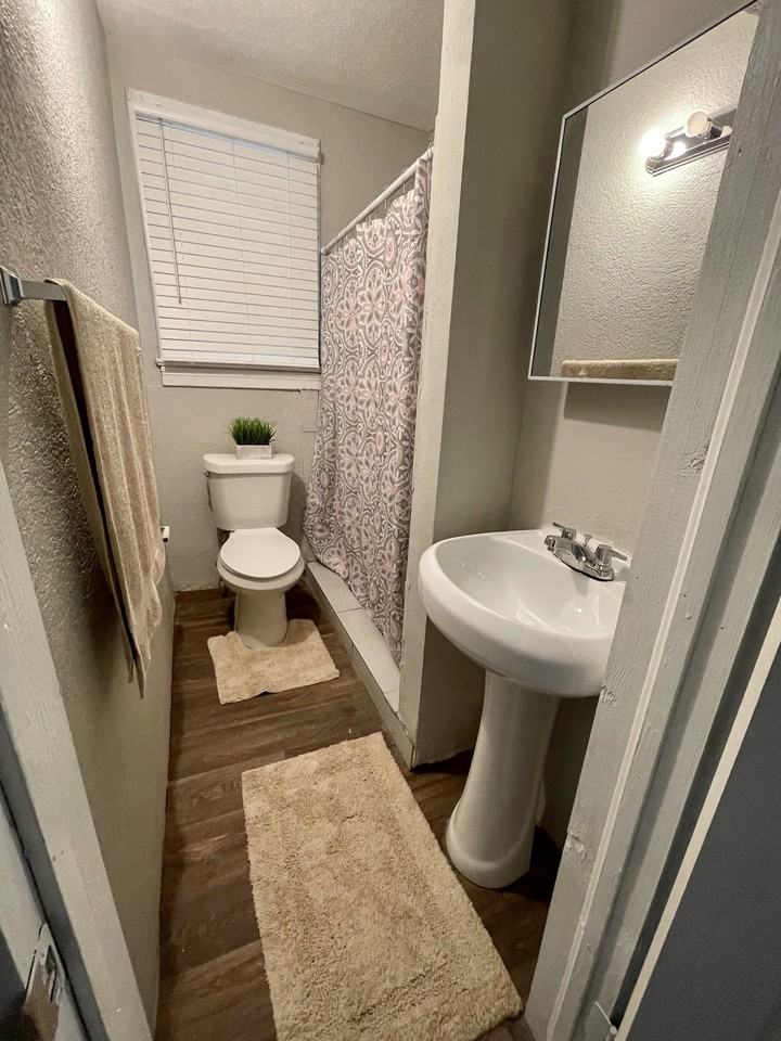 3305 Laura's Apartments - Photo 4 of 10