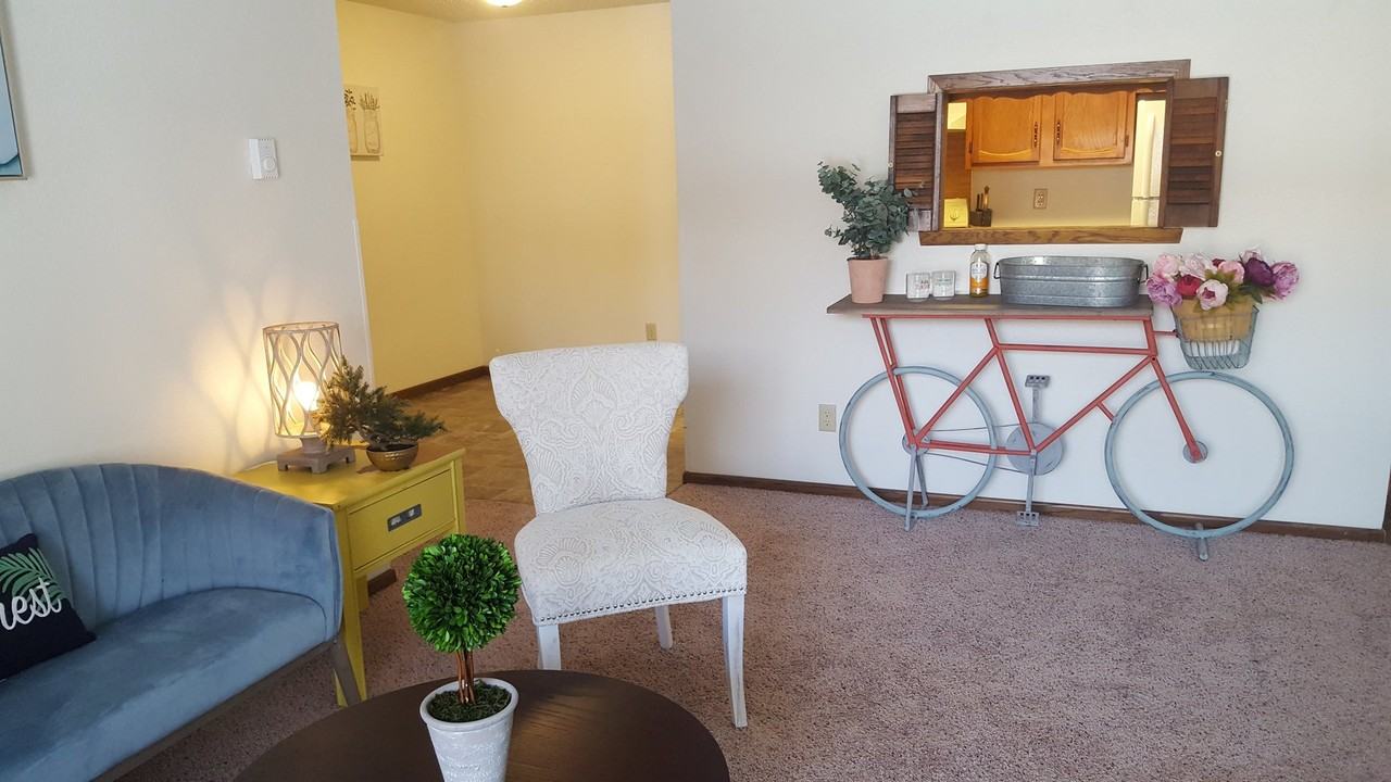 Gateway Circle Apartments - Photo 2 of 15