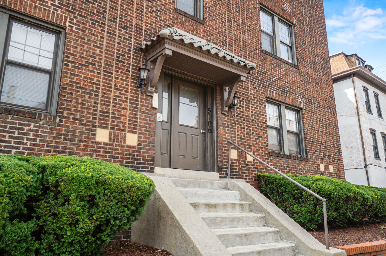 Prime Shadyside Location | Modern Interior - Photo 2 of 5