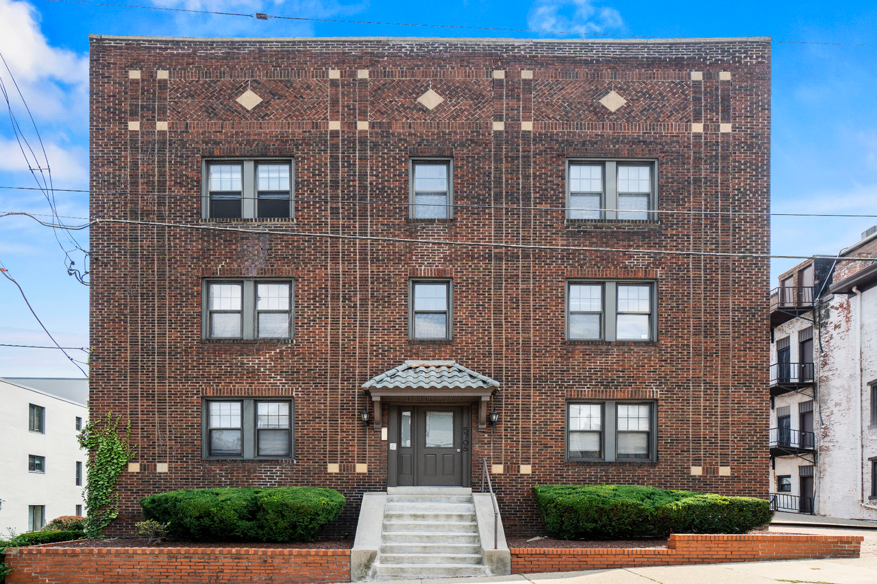 Prime Shadyside Location | Modern Interior - Photo 3 of 5