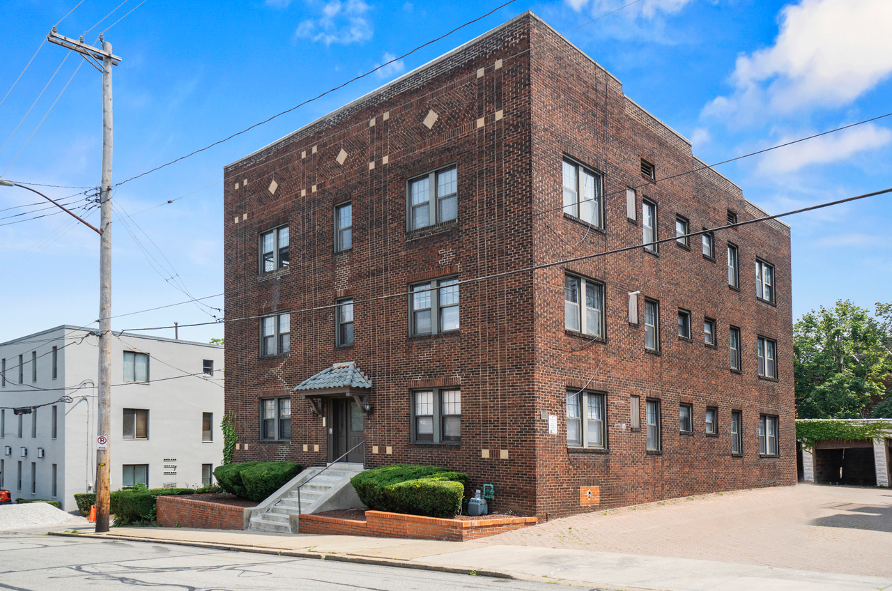 Prime Shadyside Location | Modern Interior - Photo 4 of 5