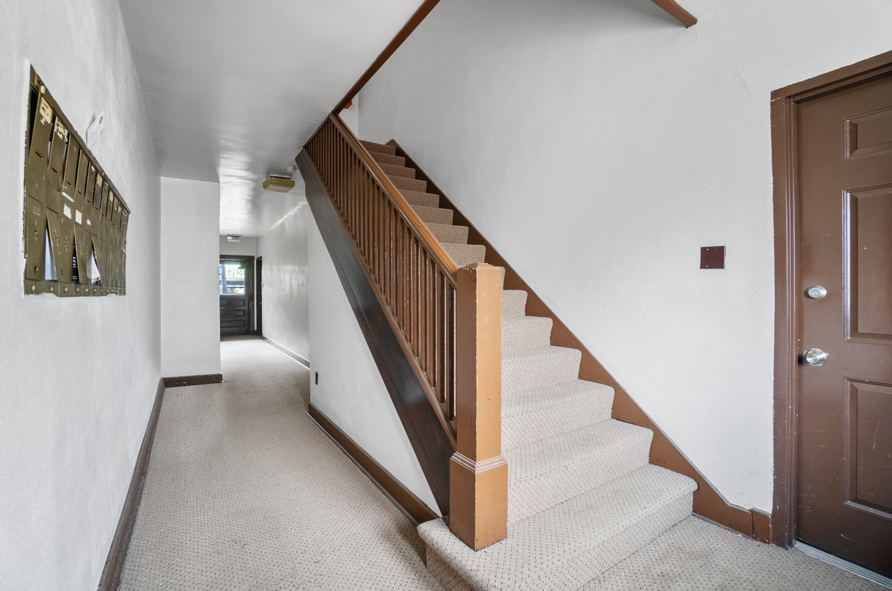 Prime Shadyside Location | Modern Interior - Photo 5 of 5