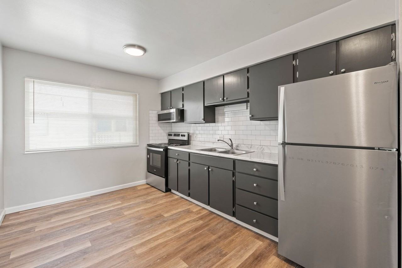 405 Grand Canyon Blvd - Photo 2 of 12