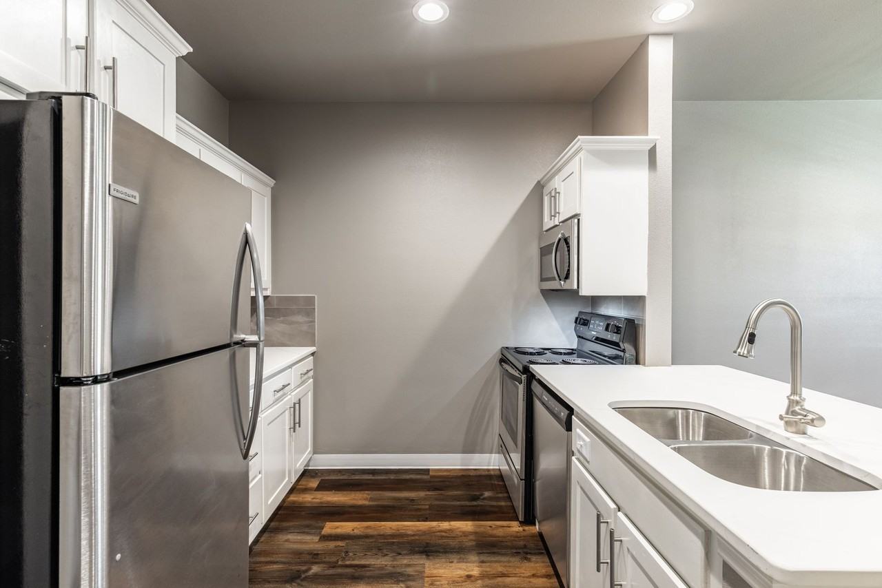 South Campus Luxury Apt. - Photo 2 of 25