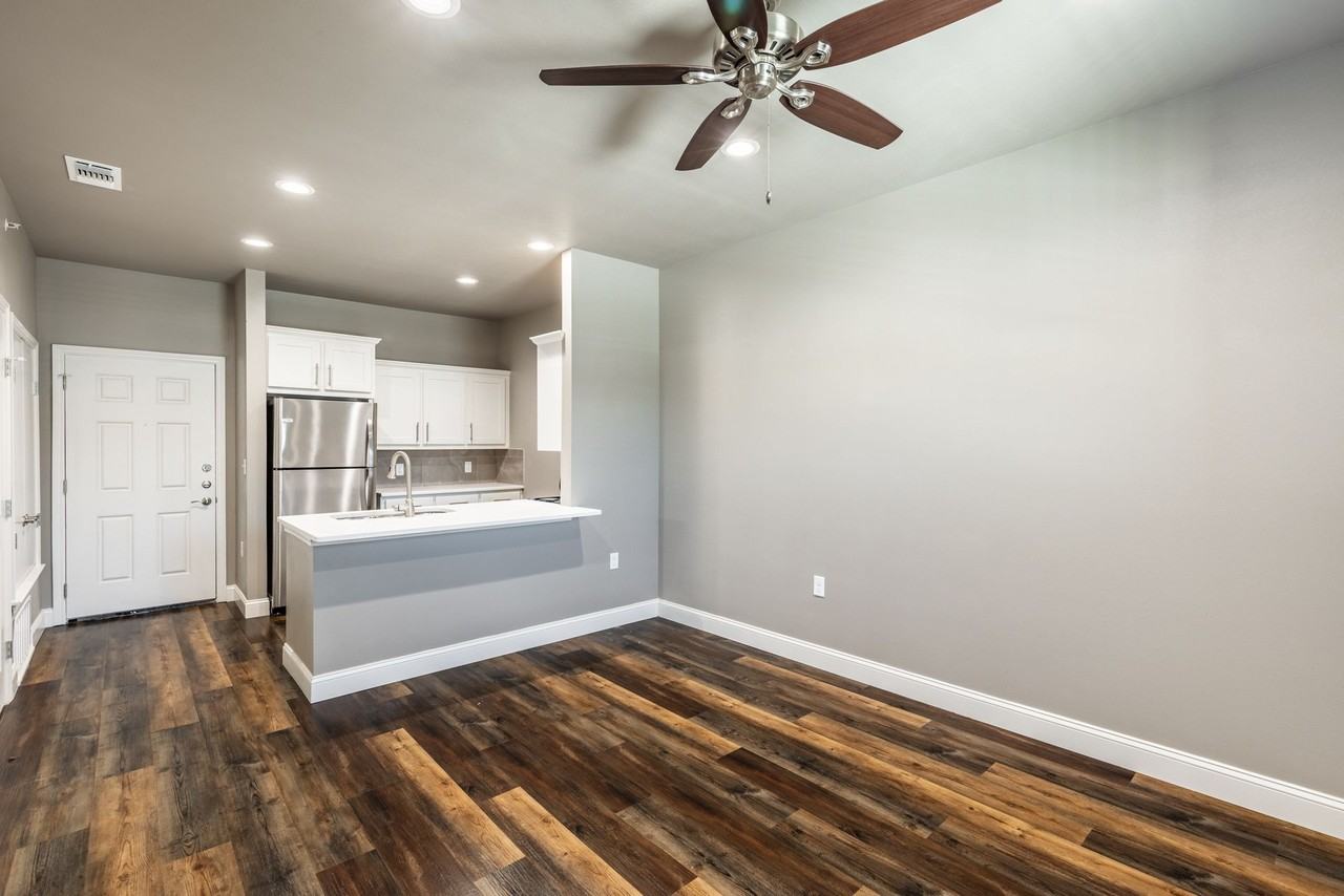 South Campus Luxury Apt. - Photo 3 of 25