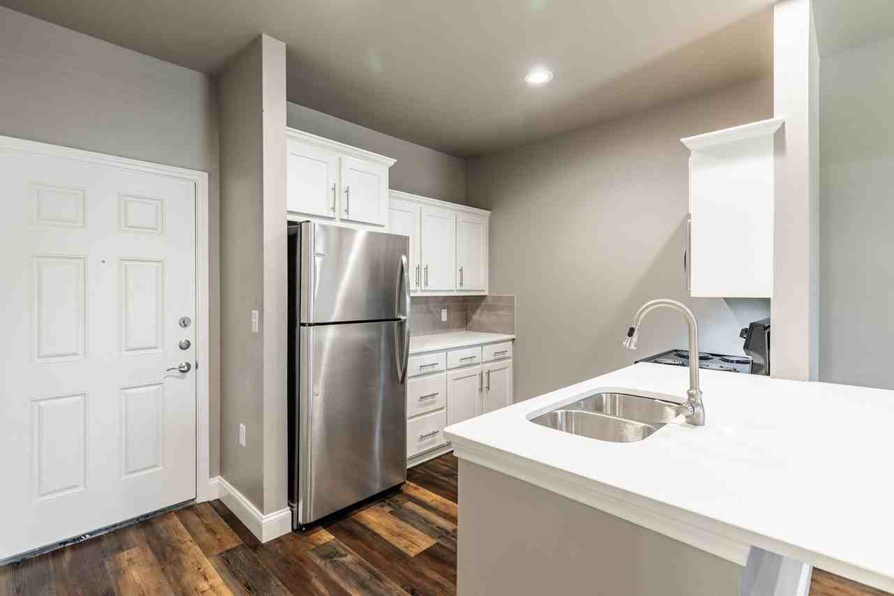 South Campus Luxury Apt. - Photo 4 of 25