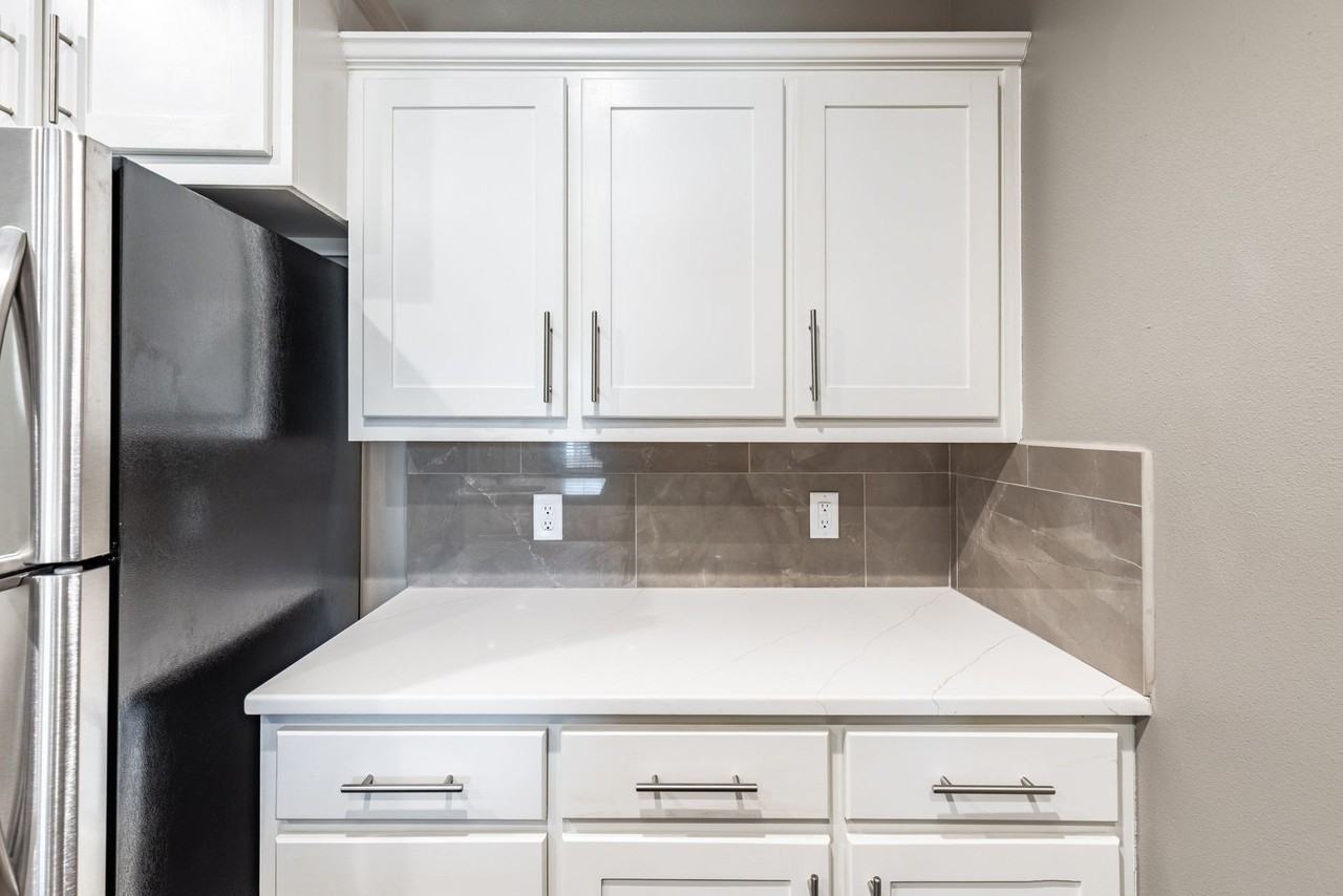 South Campus Luxury Apt. - Photo 5 of 25