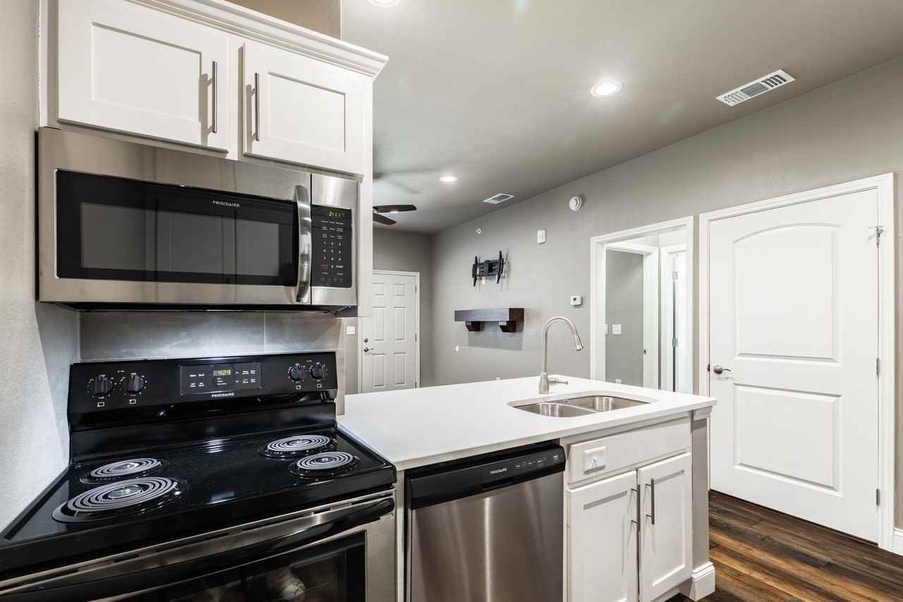 South Campus Luxury Apt. - Photo 6 of 25