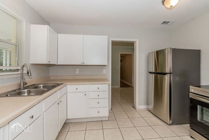 1033 Busac Ave - Photo 2 of 17