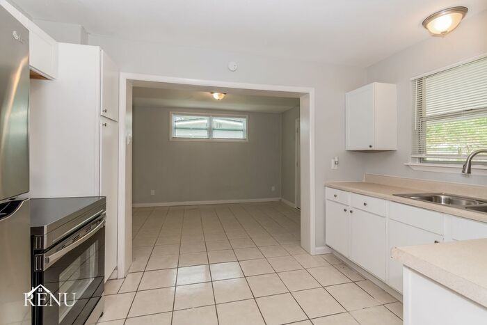 1033 Busac Ave - Photo 3 of 17