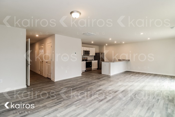 470 Waterview Ct - Photo 3 of 16