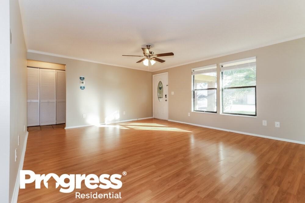 7801 Glencoe Dr - Photo 3 of 16