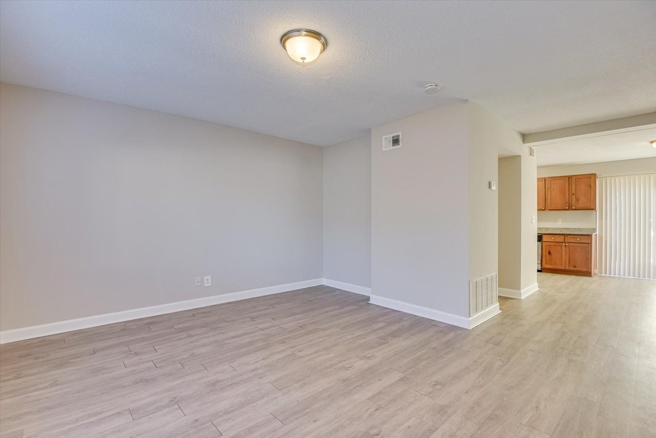 2905 Arrowhead Dr Apt E2 - Photo 5 of 27